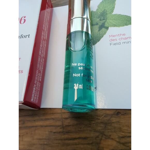 CLARINS Lip Comfort Oil 06 Mint 2.8 ml / 0.09 oz - Picture 3 of 3